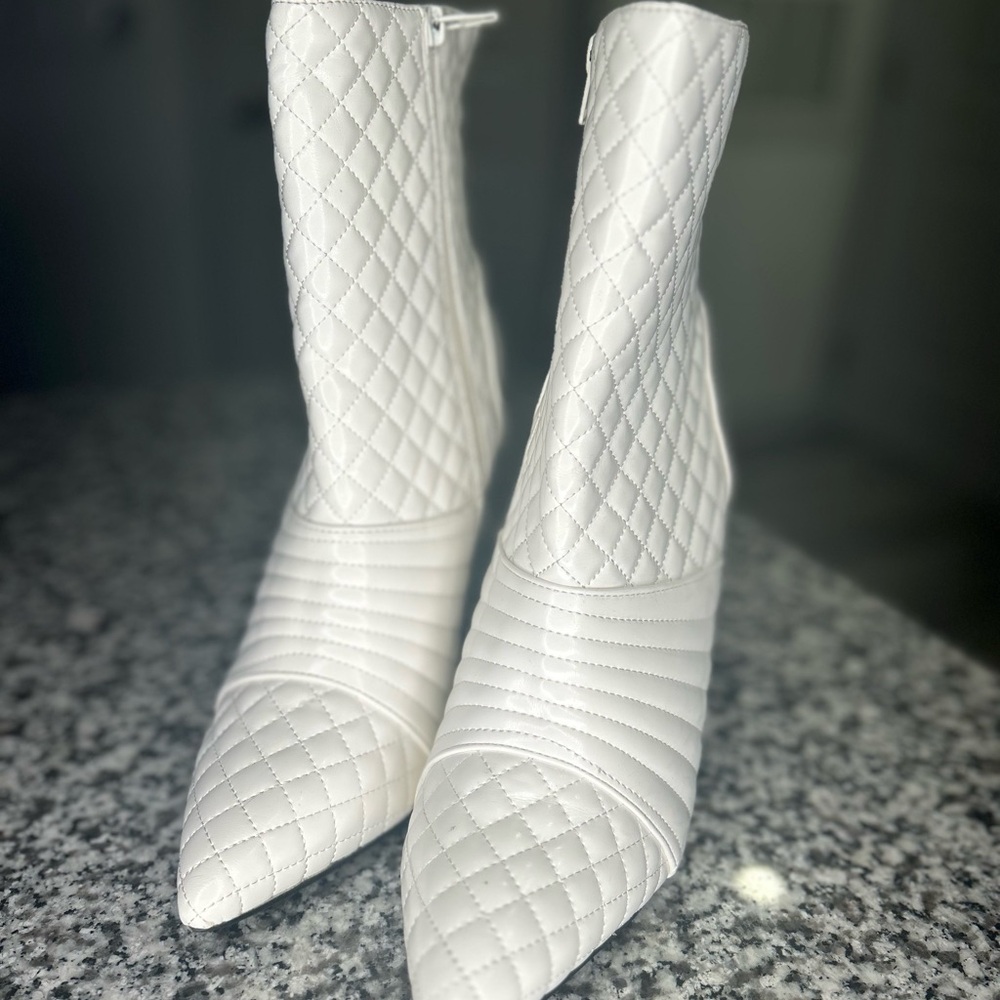 Rouge Helium White Quilted Ankle Boots